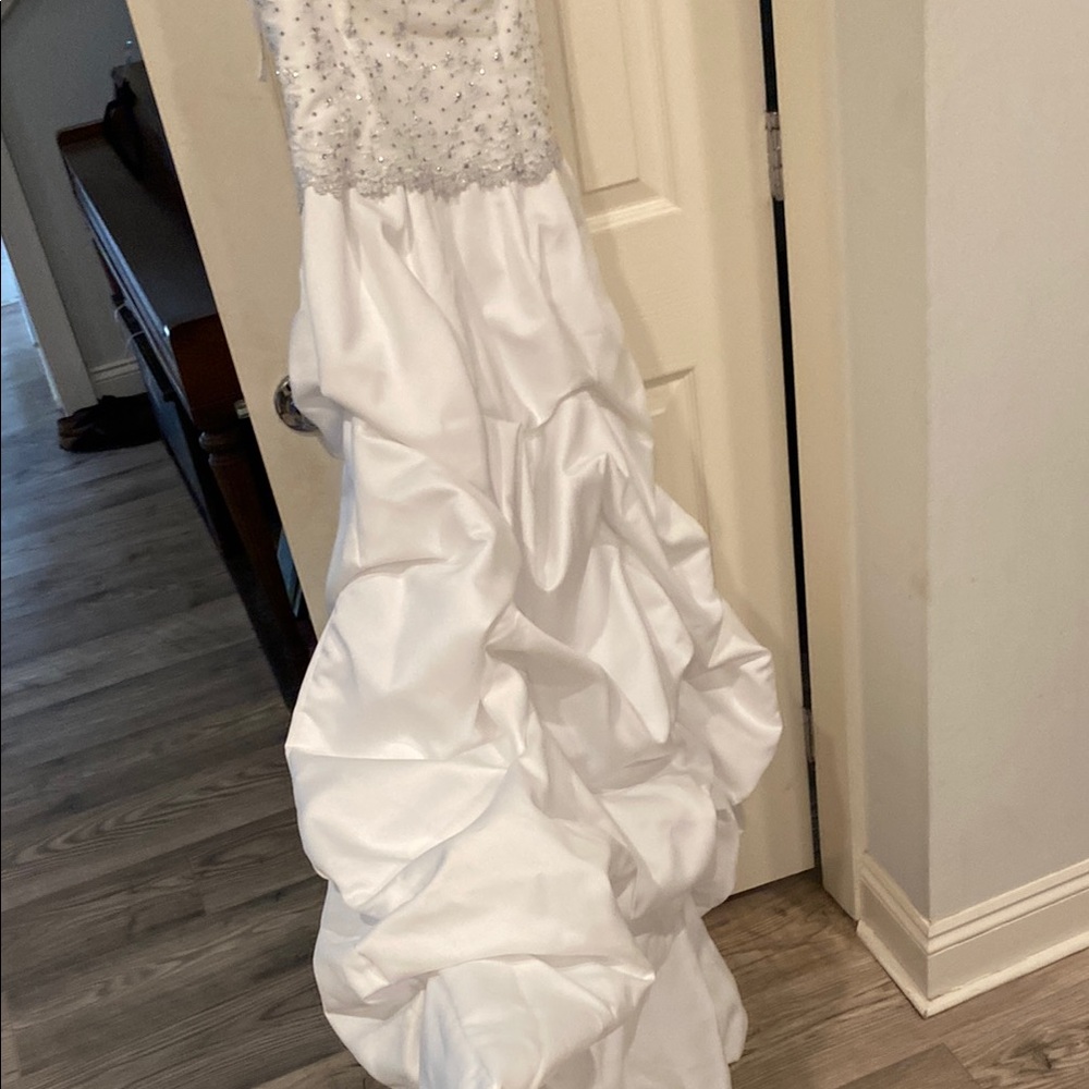 Elegant White Wedding Dress with Intricate Embroidery - Picture 4 of 14